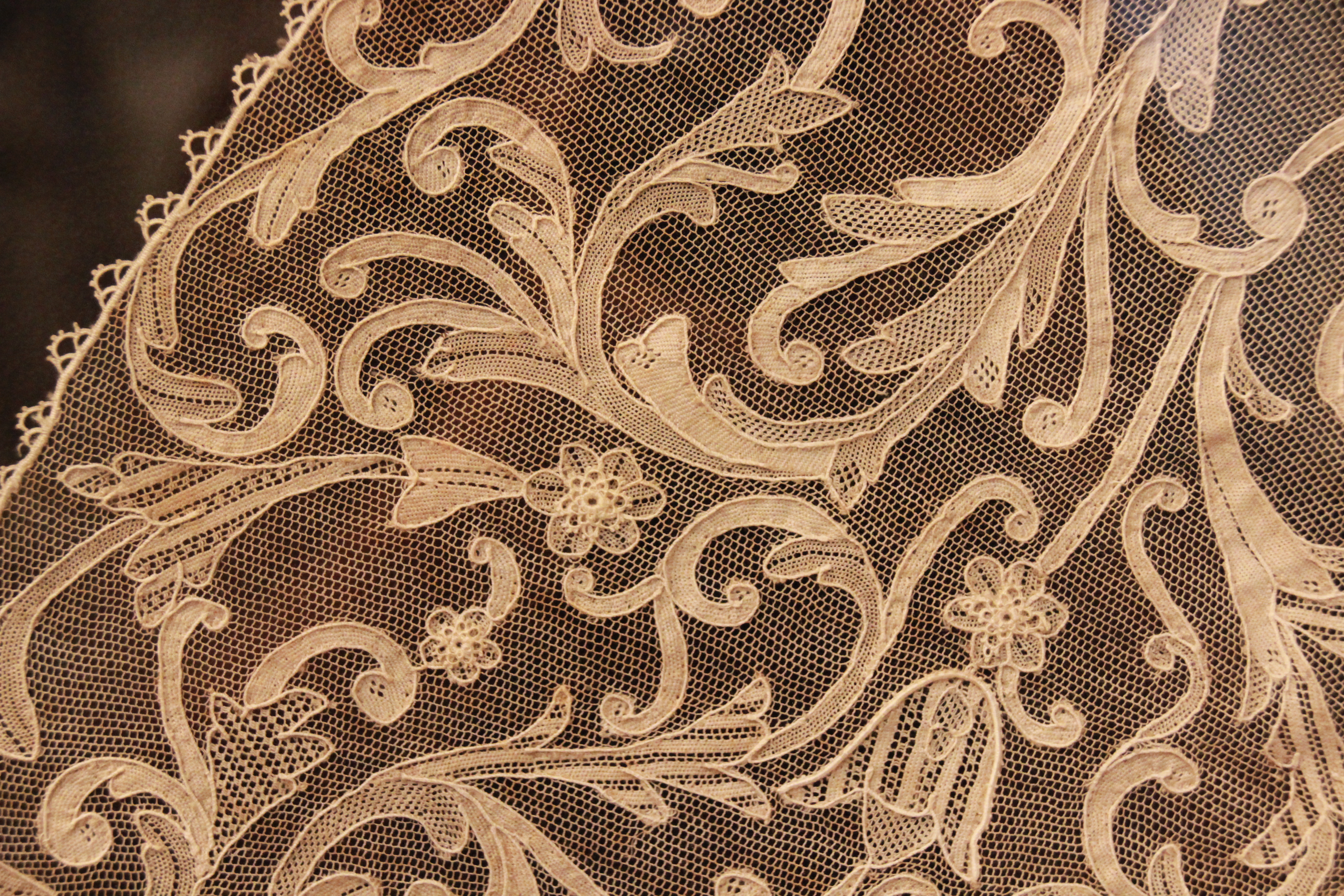 3012-002 Burano - Lace Border - Gold Fabric